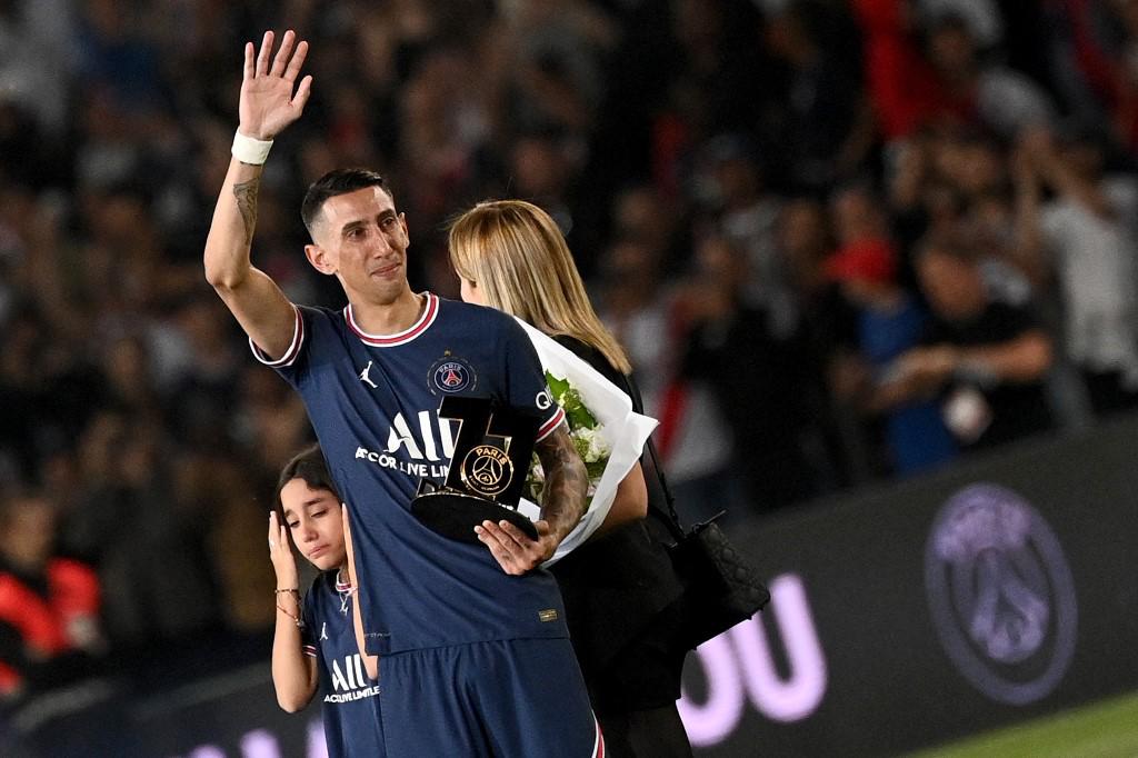 Ángel Di María se despidió entre lágrimas de la afición del PSG.