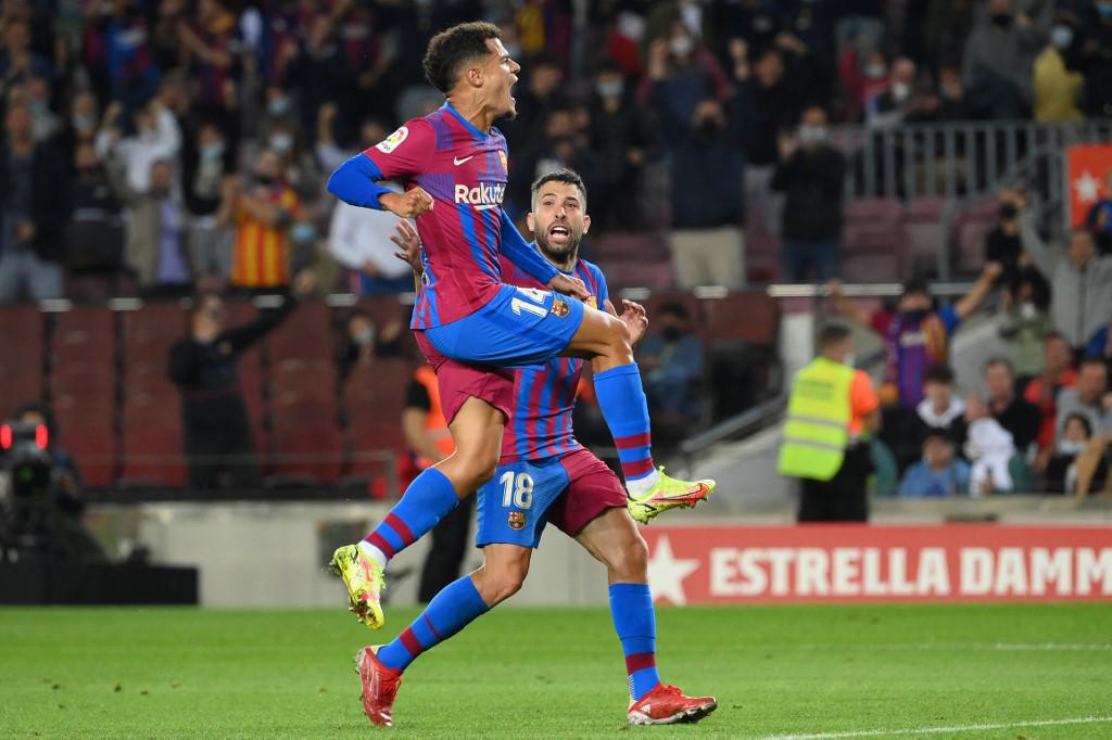 Philippe Coutinho festejando el gol que estableció el 3-1 definitivo del Barcelona ante Valencia.