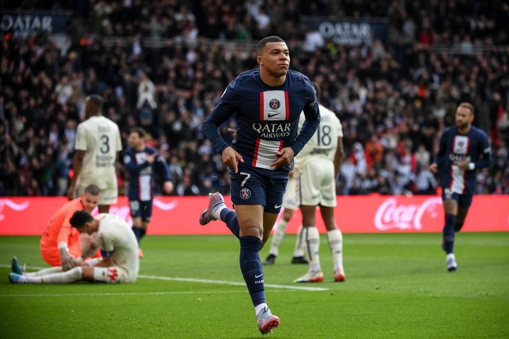 Kylian Mbappé se destapó con doblete en la victoria de 4-3 del PSG ante Lille.