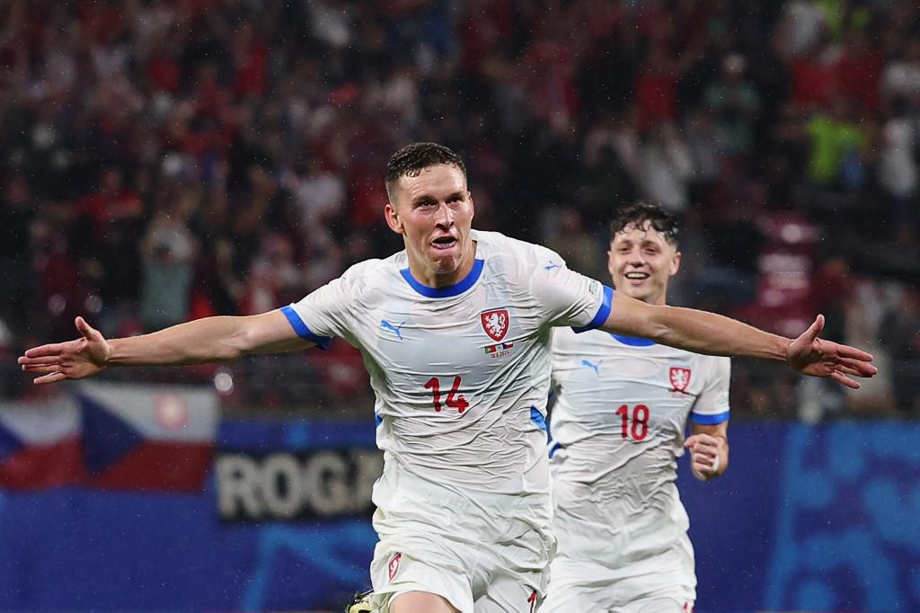 Lukas Provod de República Checa celebrando su golazo.
