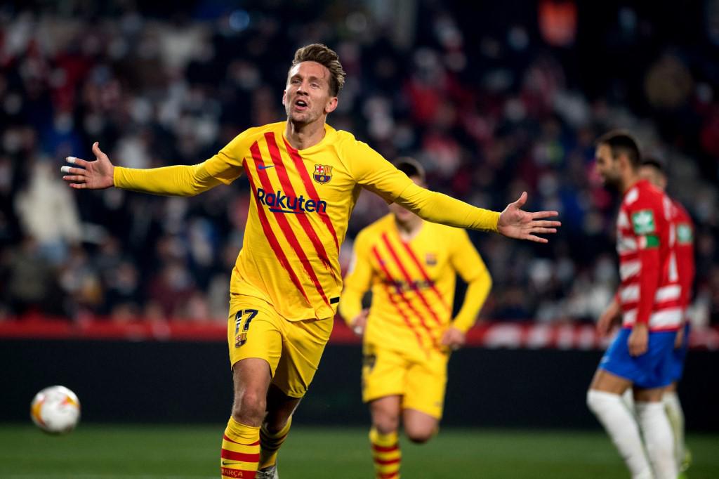 Luuk de Jong celebrando el gol ante Granada luego de una gran asistencia de Dani Alves.