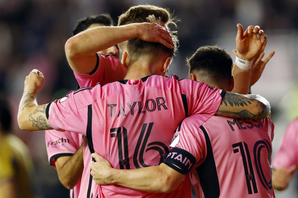 Robert Taylor anotó el primer gol y fue felicitado por Messi y resto de sus compañeros.