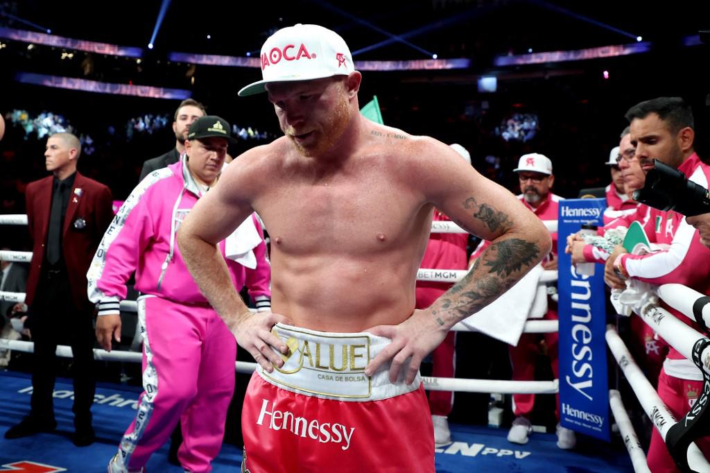 Canelo Álvarez lució resignado y al final le pidió la revancha a Bivol.