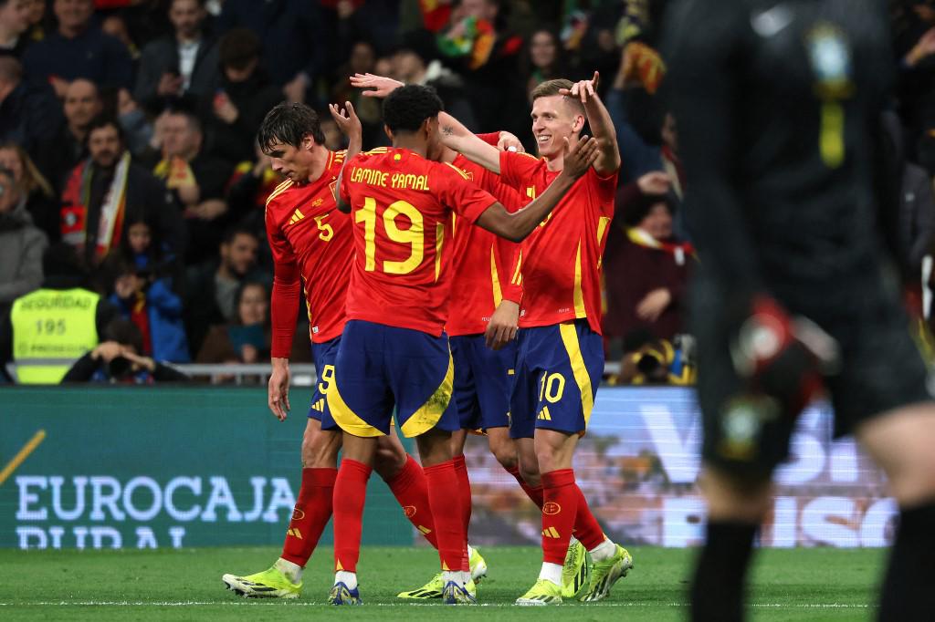 Dani Olmo celebrando su golazo.