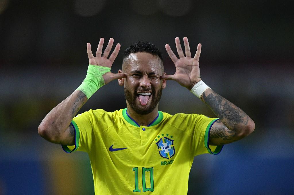 Neymar superó a Pelé como máximo goleador de la selección de Brasil.