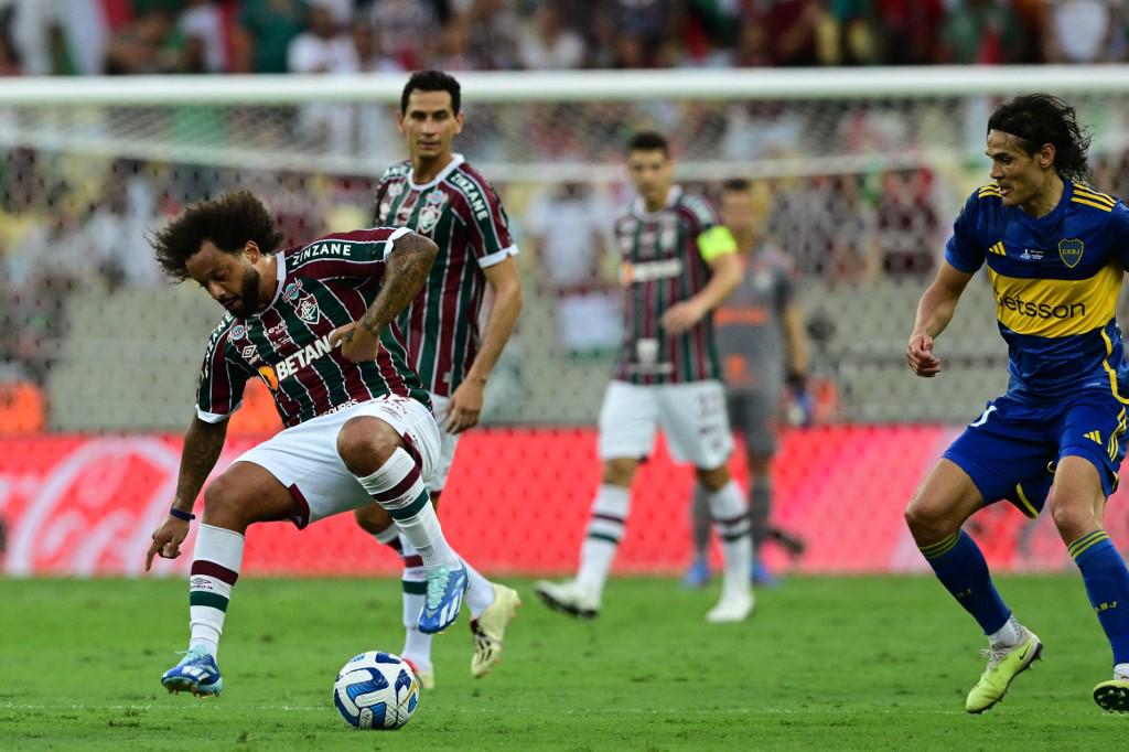 Marcelo cubre la pelota ante la marca del uruguayo Cavani.