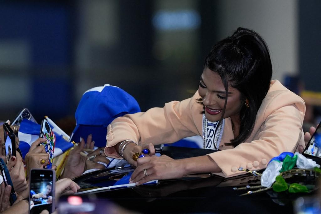 La reina de belleza firmó autógrafos a sus seguidores.