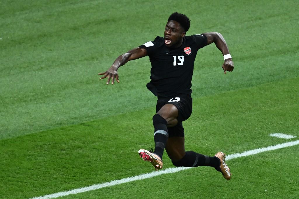 Alphonso Davies anotó el primer gol de Canadá en los Mundiales