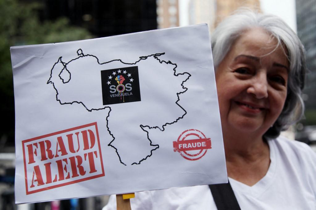Los manifestantes protestan contra la cuestionada victoria presidencial del presidente venezolano Nicolás Maduro, frente a la sede de las Naciones Unidas en la ciudad de Nueva York.