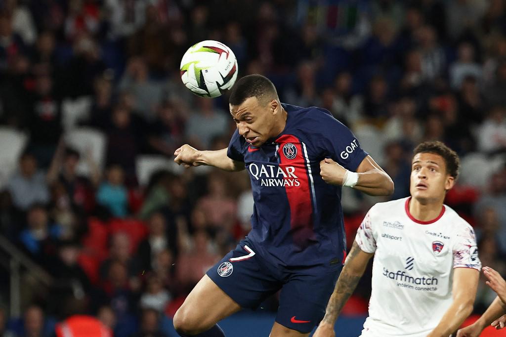 Mbappé impacta un remate de cabeza. El astro galo tuvo que ingresar, pero no pudo darle el triunfo al PSG.