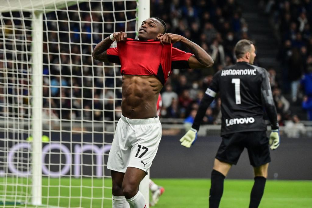 El portugués Rafael Leao del AC Milan tuvo ocasiones de anotar pero no estuvo fino ante la portería. Foto AFP.