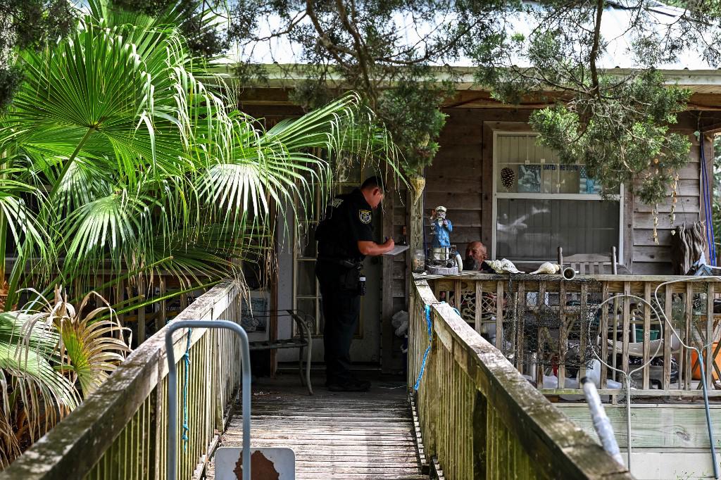 Stephanie Moon, de 37 años, ha cargado todos los muebles que podía en un camión de mudanza, con la ayuda de unos amigos.