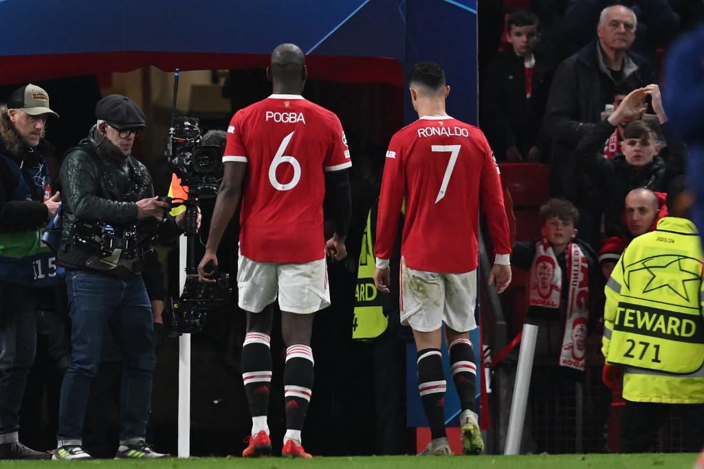 Paul Pogba y Cristiano Ronaldo en el momento que abandonaban el campo. Foto AFP.