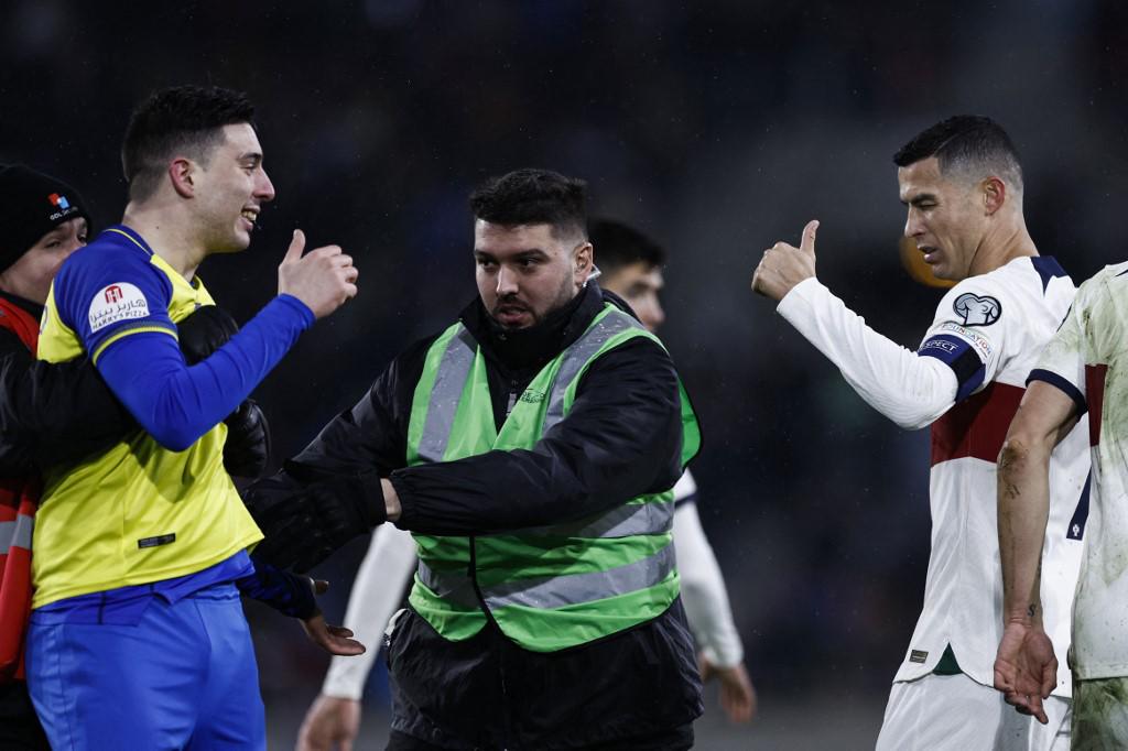 Un aficionado burló la seguridad y se fue directo a saludar a CR7. El astro portugués le devolvió el saludo con este gesto.
