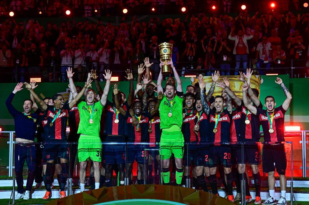 Bayer Leverkusen alzando el título de la Pokal.