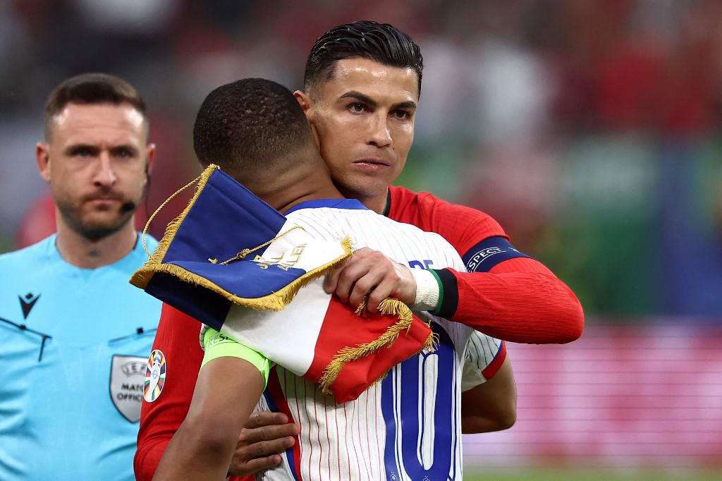 Cristiano Ronaldo le dio un abrazo a Mbappé.