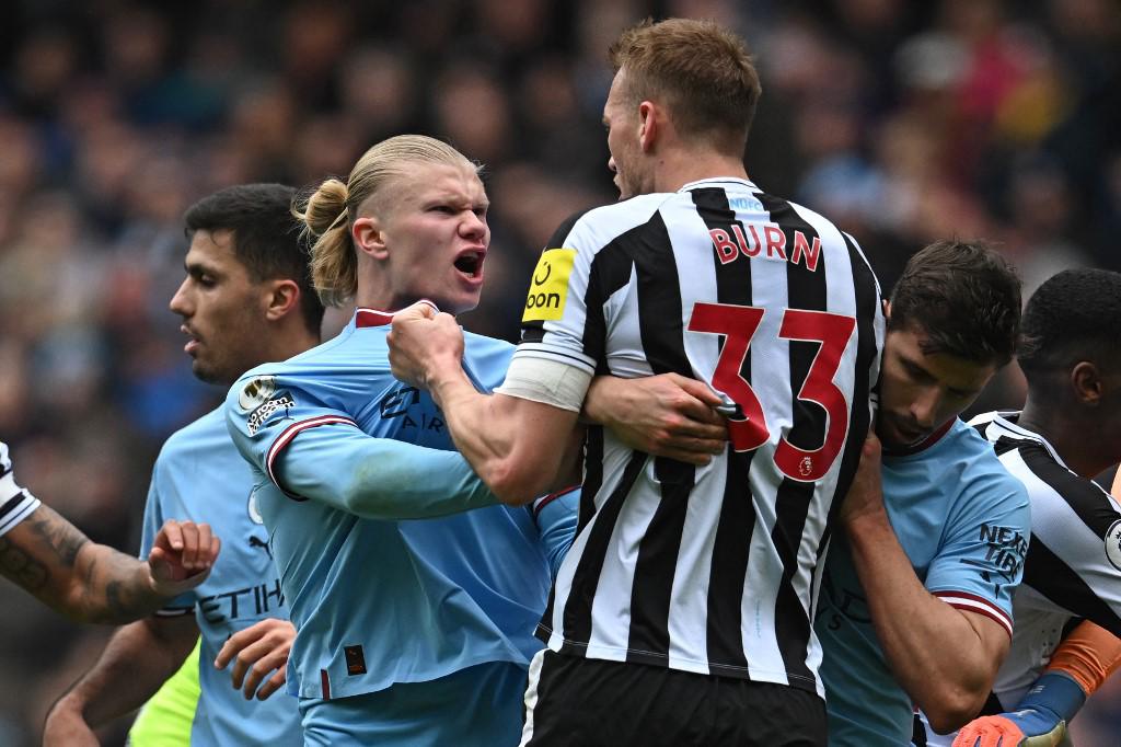 Manchester City doblega al Newcastle y acecha al Arsenal