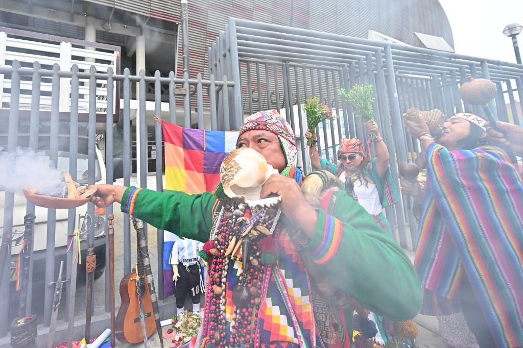 Chamanes de Perú realizan rituales en la previa del Perú vs Argentina.