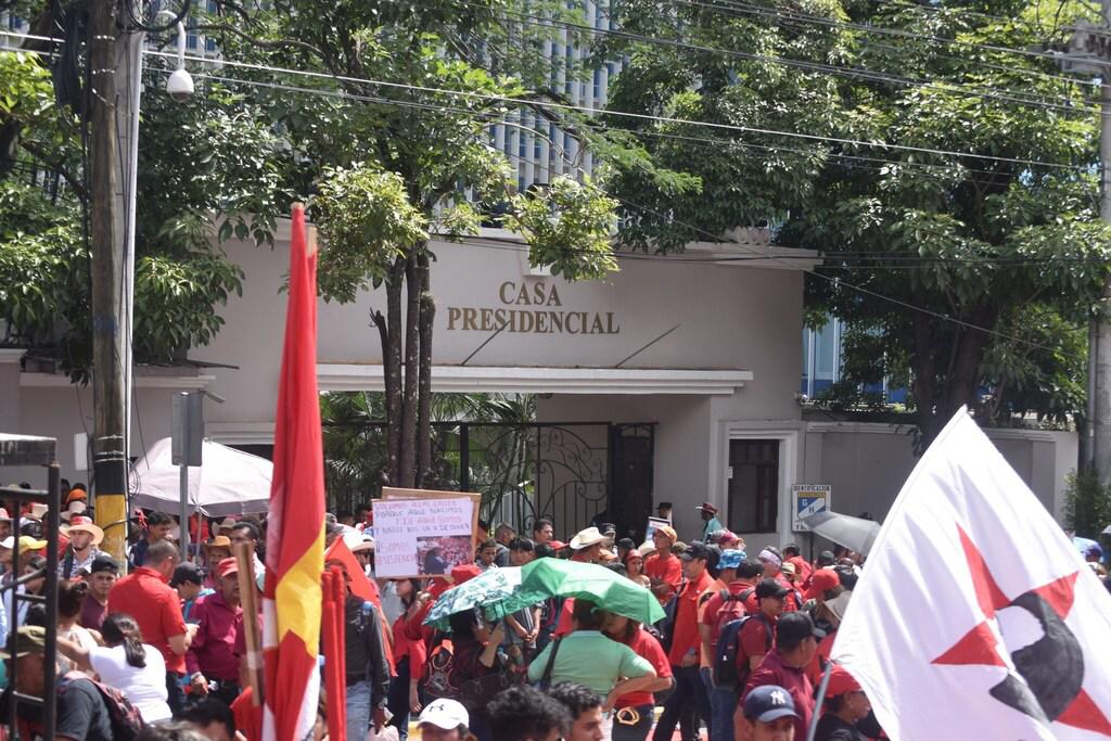 Colectivos de Libre se aglutinan frente a la sede del Poder Ejecutivo de Honduras.