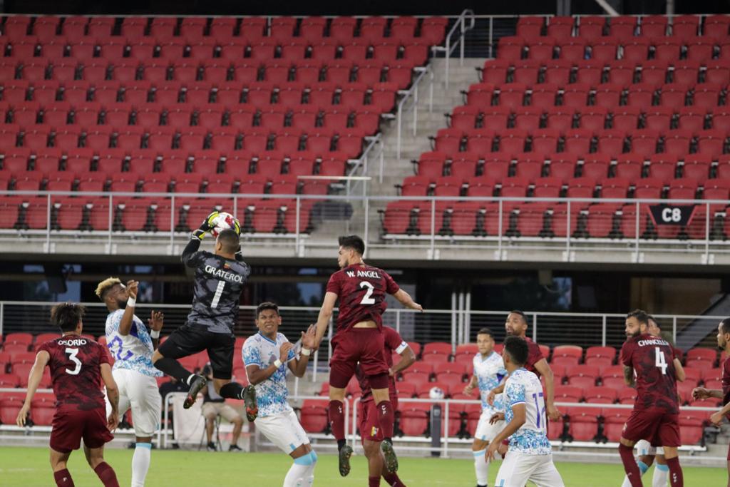 El arquero de Venezuela se queda con la pelota ante el acecho de Jorge Benguché.