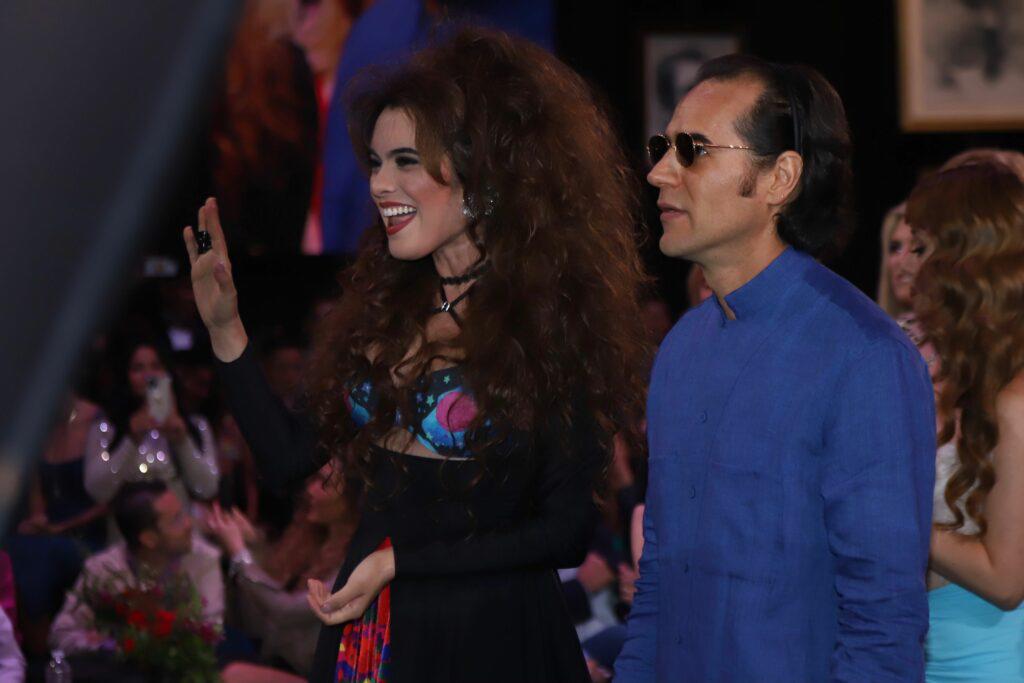 Scarlet Gruber como Gloria Trevi, y Jorge Poza en su papel de César Santiago, quien representa al productor Sergio Andrade, con quien estuvo acusada de estar involucrada en una presunta red de trata de menores.