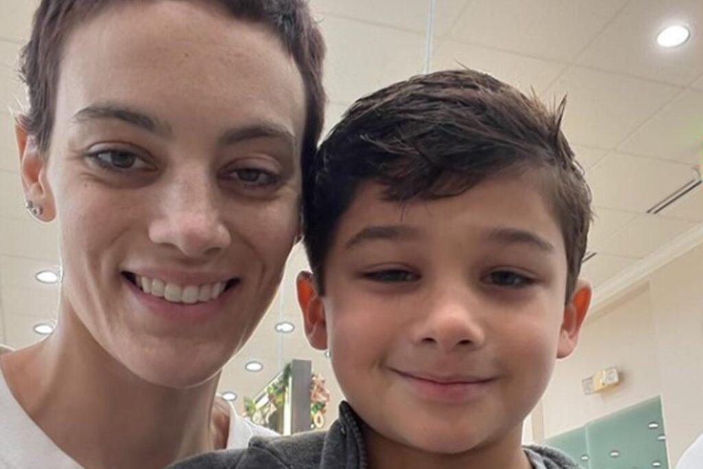 “Todos ustedes me han regalado un momento más de sentirme viva y estaré por siempre agradecida”, escribió en su cuenta de Instagram. Aquí con su hijo Loren.