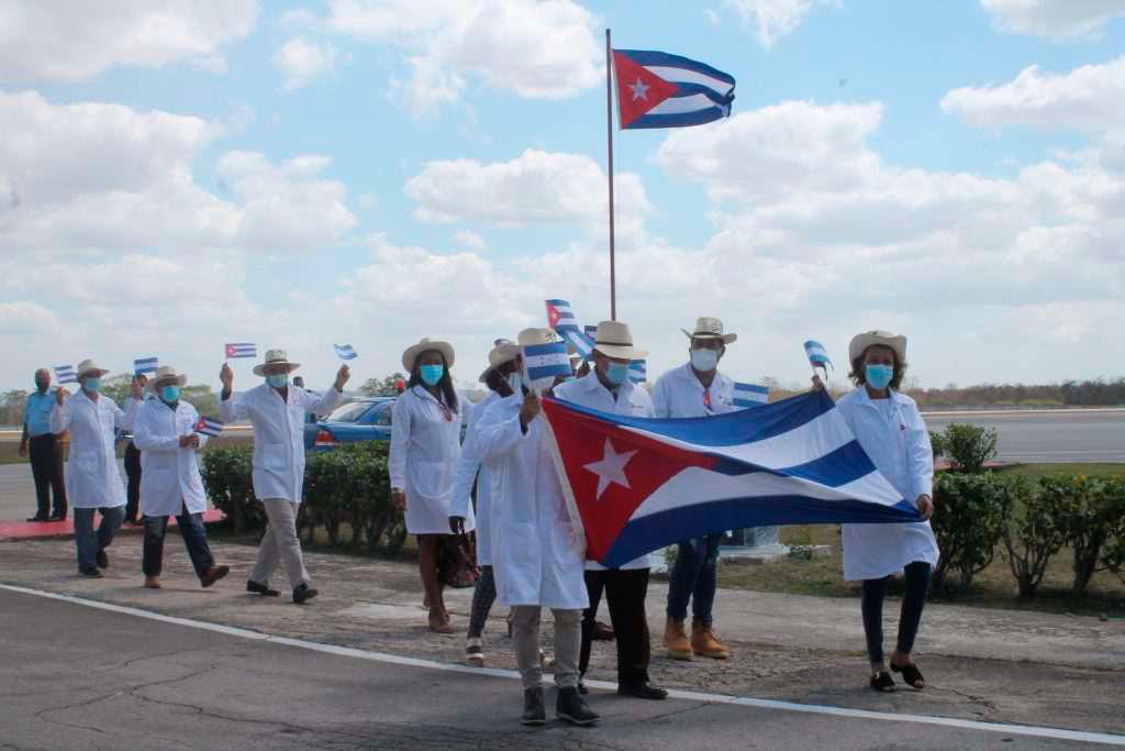 Médicos cubanos suplirán ocho especialidades en las que hay déficit, dice Salud