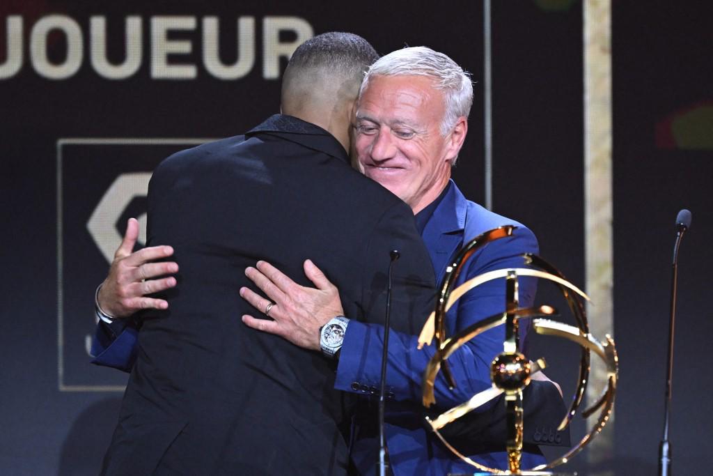 Kylian Mbappé en el momento que se abrazó con Didier Deschamps, seleccionador de Francia.