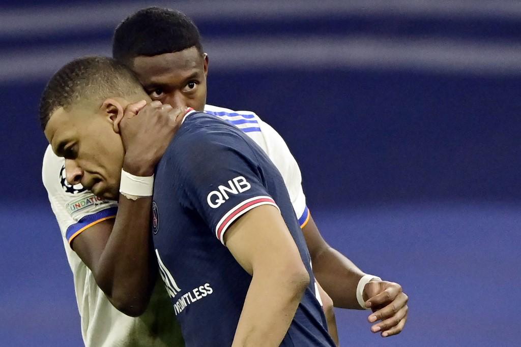 Kylian Mbappé fue consolado por David Alaba tras el final del juego. Foto AFP.