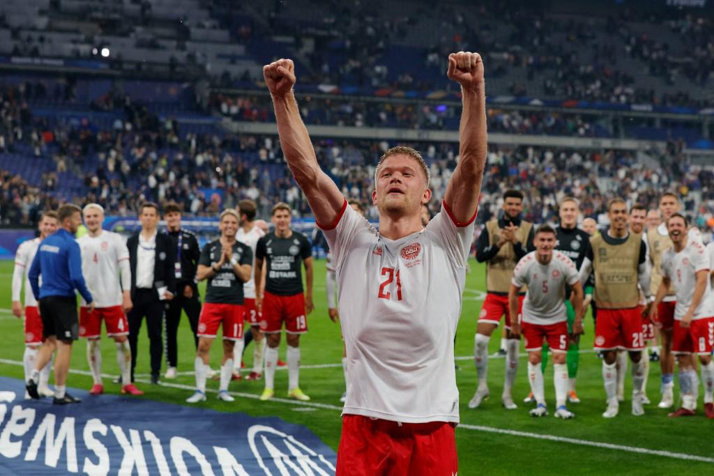 Andreas Cornelius y el resto de seleccionados de Dinamarca celebraron a lo grande la victoria en Francia.
