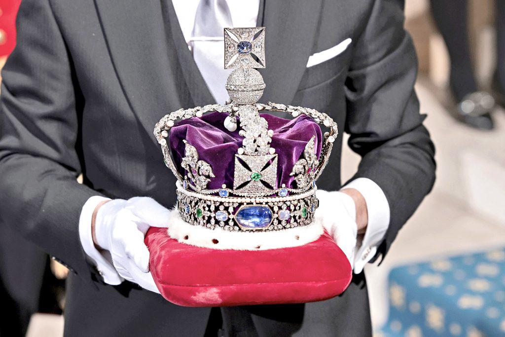 Al salir de la abadía, <b>Carlos III </b>llevará una corona<b> </b>más ligera, compuesta por 2 mil 868 diamantes, 17 zafiros, 11 esmeraldas, 269 perlas y cuatro rubíes. La conocida como Corona del Estado Imperial fue fabricada en 1937 para la coronación del rey Jorge VI y también la lleva el soberano en la apertura anual del Parlamento.
