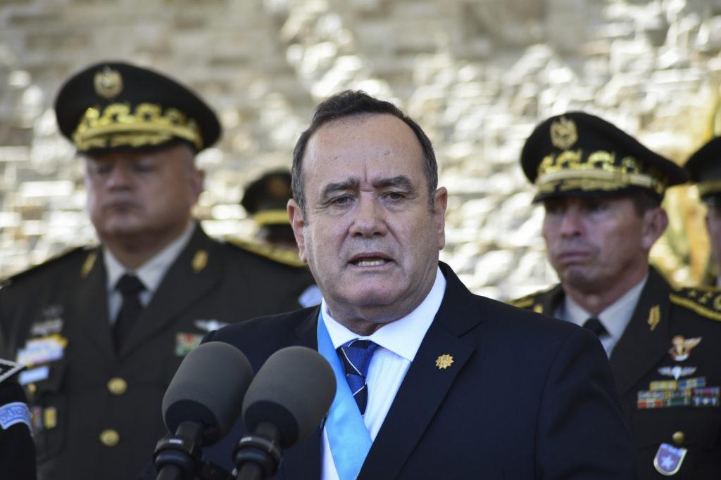 Giammattei autoriza seguridad para su círculo cercano al entregar el poder en Guatemala