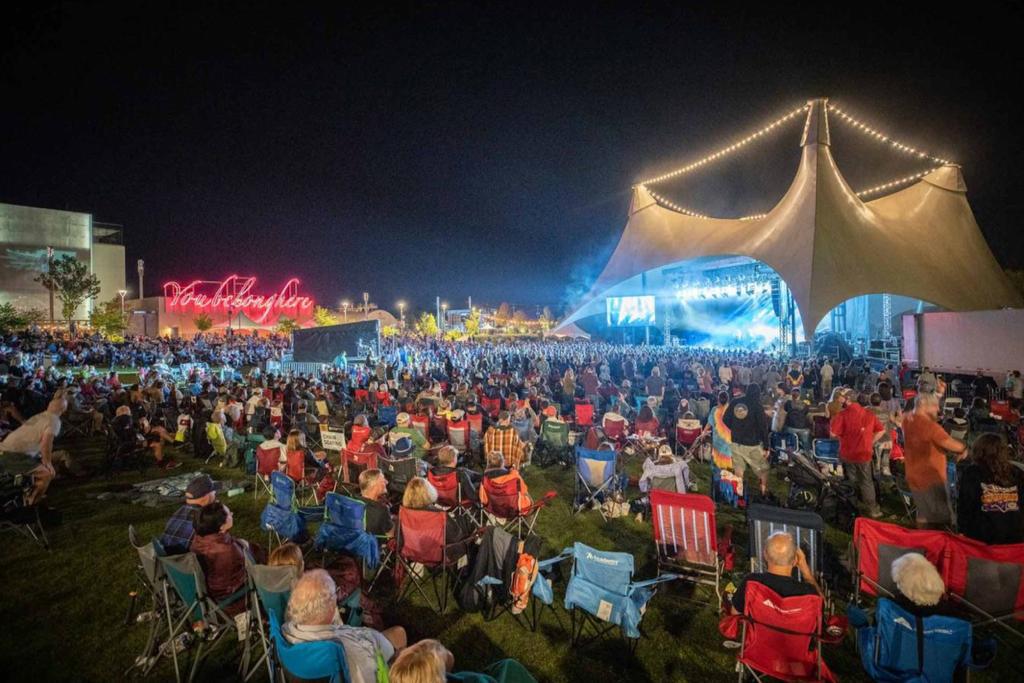 Hondureño destaca en el extranjero como curador de importantes eventos