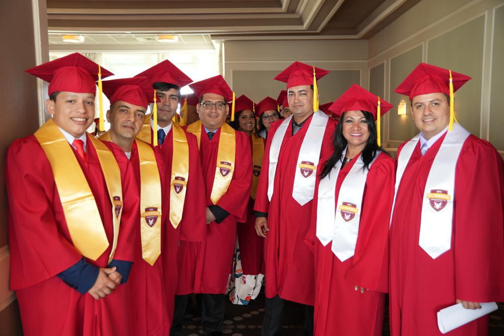 UTH Florida University celebra su graduación en Miami, EUA