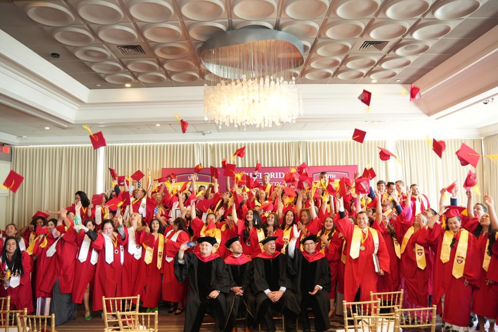 UTH Florida University celebra su graduación en Miami, EUA