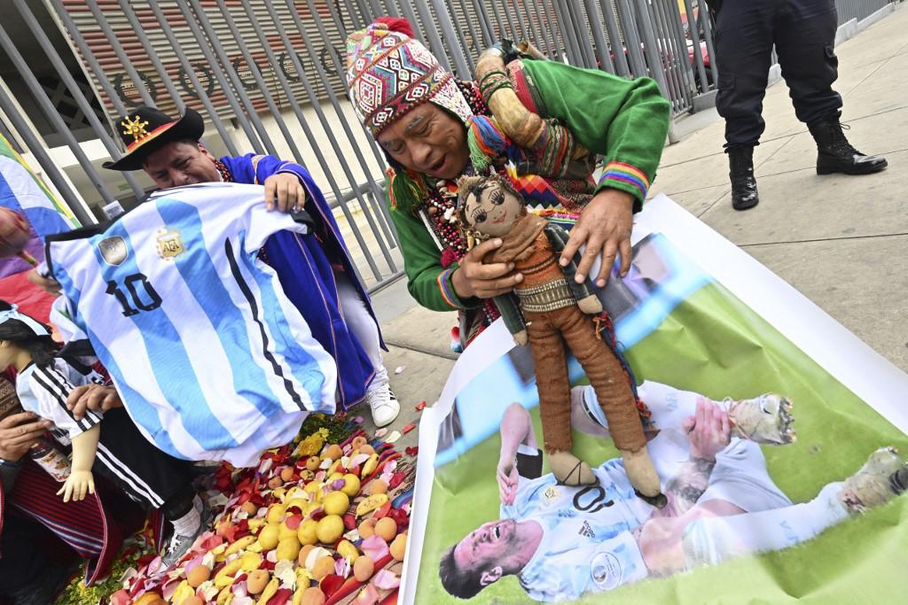 Los chamanes realizan rituales contra Messi, figura de Argentina.