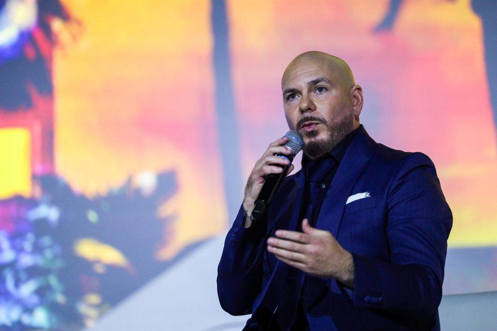 Miles de calvos convierten un concierto de Pitbull en un récord mundial Guinness