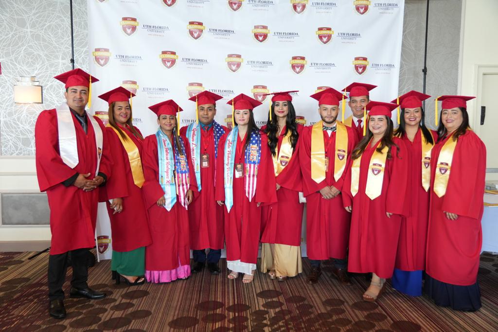 UTH Florida University celebra su graduación en Miami, EUA