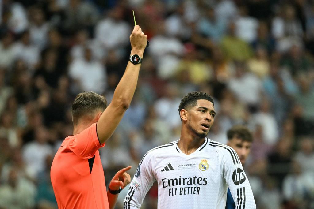 Momento donde Jude Bellinghm recibe la tarjeta amarilla.