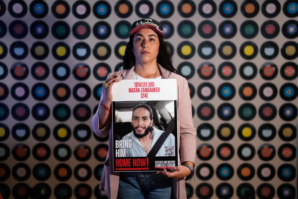 Exrehén mexicana celebra boda simbólica mientras su novio sigue cautivo en Gaza