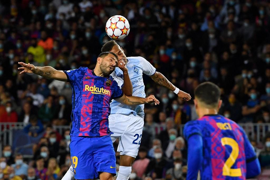 Sergio Agüero hizo su debut con el FC Barcelona en la Liga de Campeones de Europa.