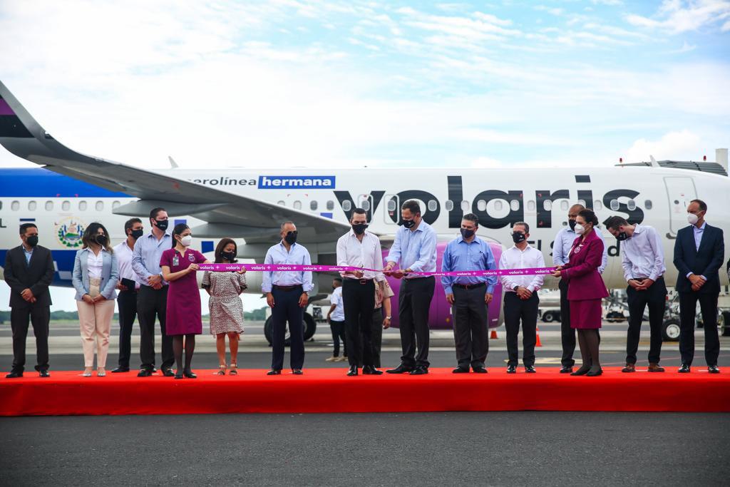 Volaris operará con la bandera de El Salvador y aceptará bitcóin