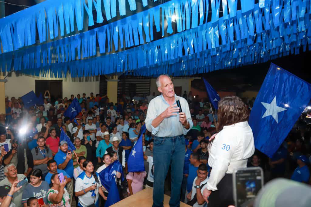 Tito Asfura promete un sistema de agua potable para Copán Ruinas