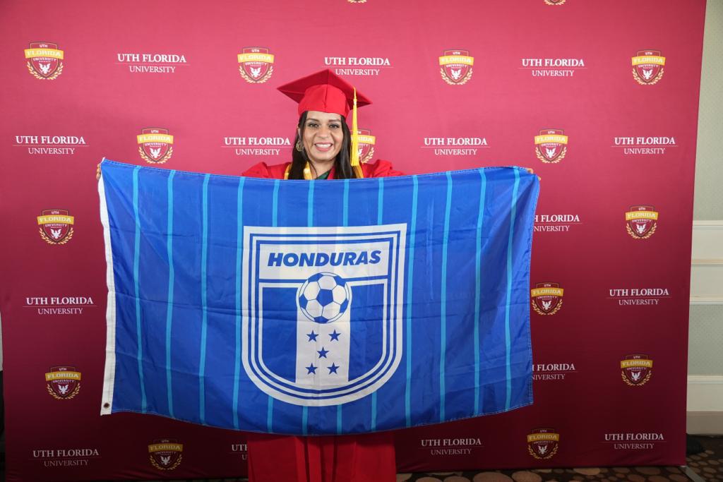 Una de las graduadas de origen hondureño.