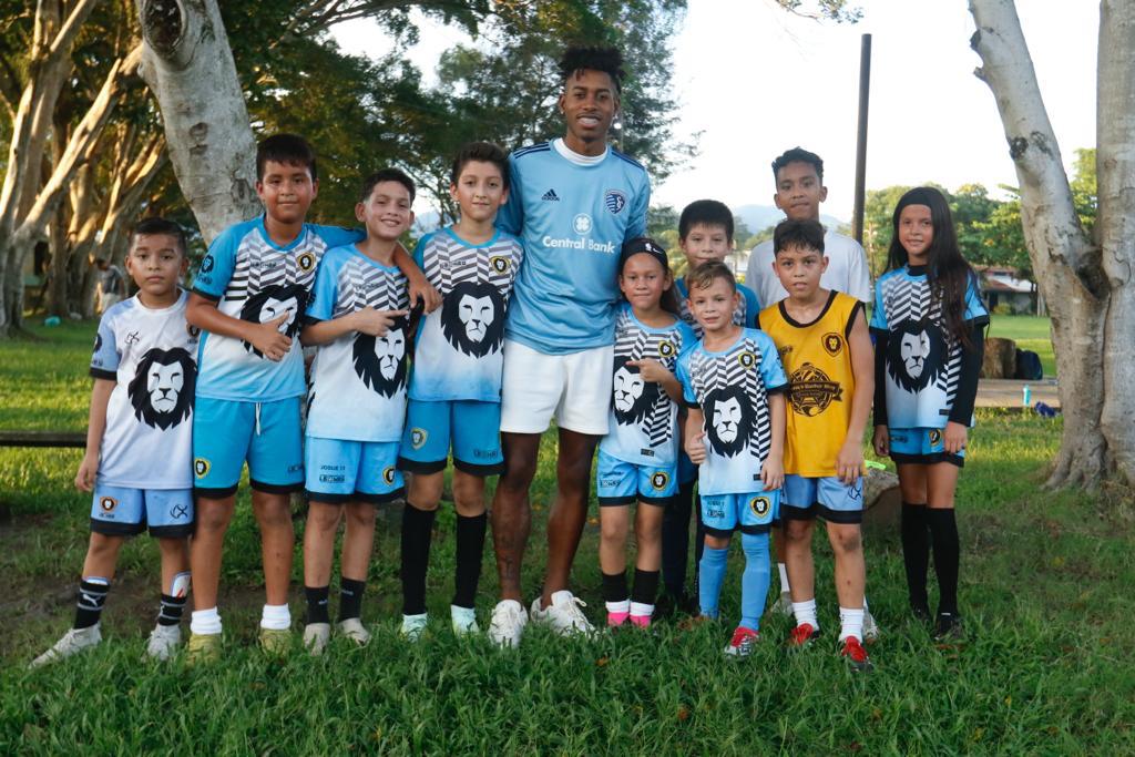 Como muchos niños en Honduras, Alenis Vargas espera poder triunfar en el exterior.