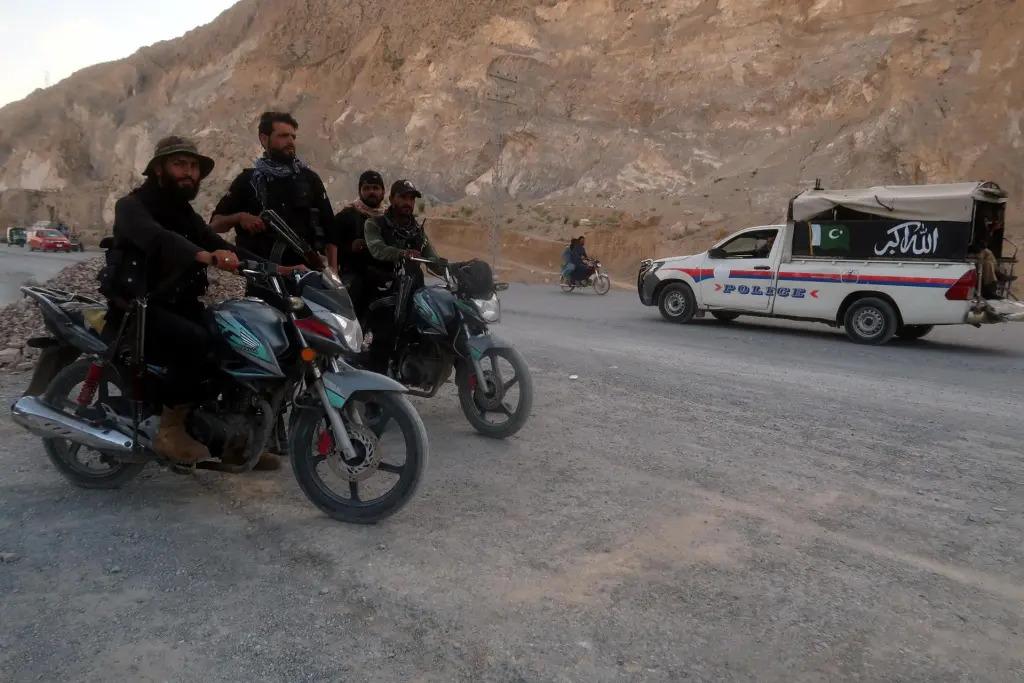 Grupo armado toma más de 180 rehenes tras el secuestro mortal de un tren en Pakistán
