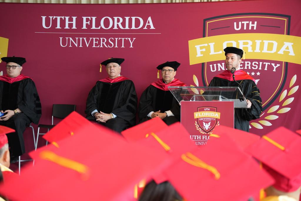 UTH Florida University celebra su graduación en Miami, EUA