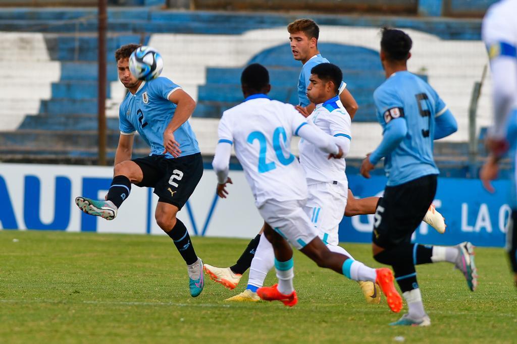 Uruguay se llevó el triunfo con gol de Luciano Rodríguez.