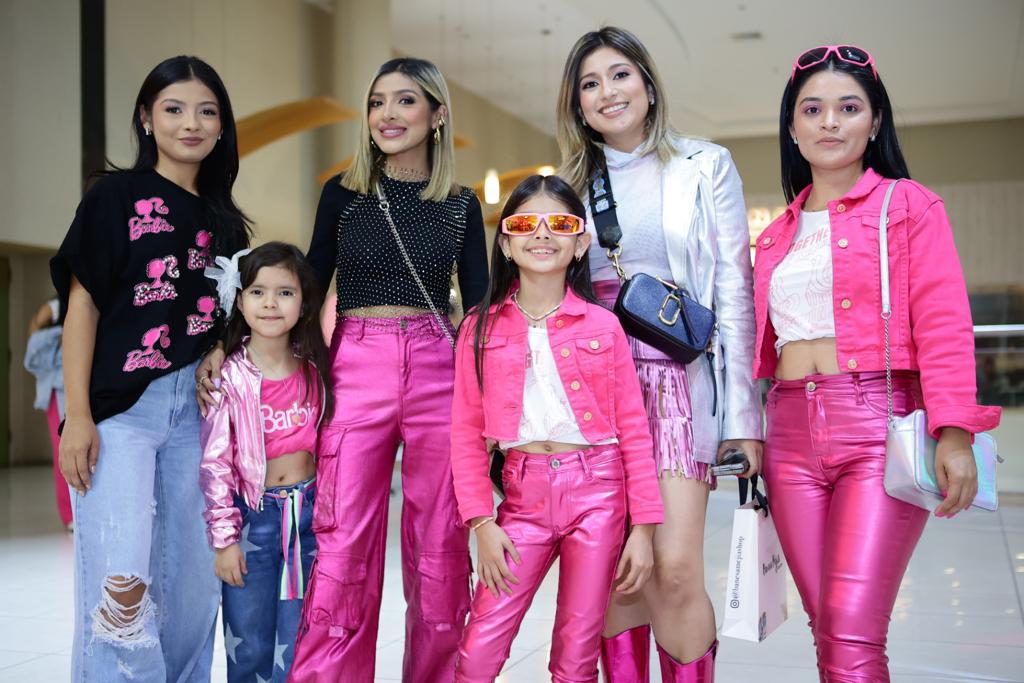 Familias y grupos de amigos llegaron ataviados con ropa en tonos rosa.