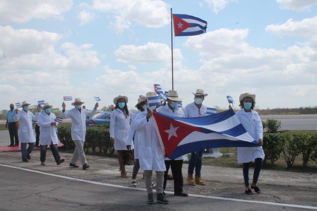 Médicos cubanos llegarán hasta el próximo martes a Honduras